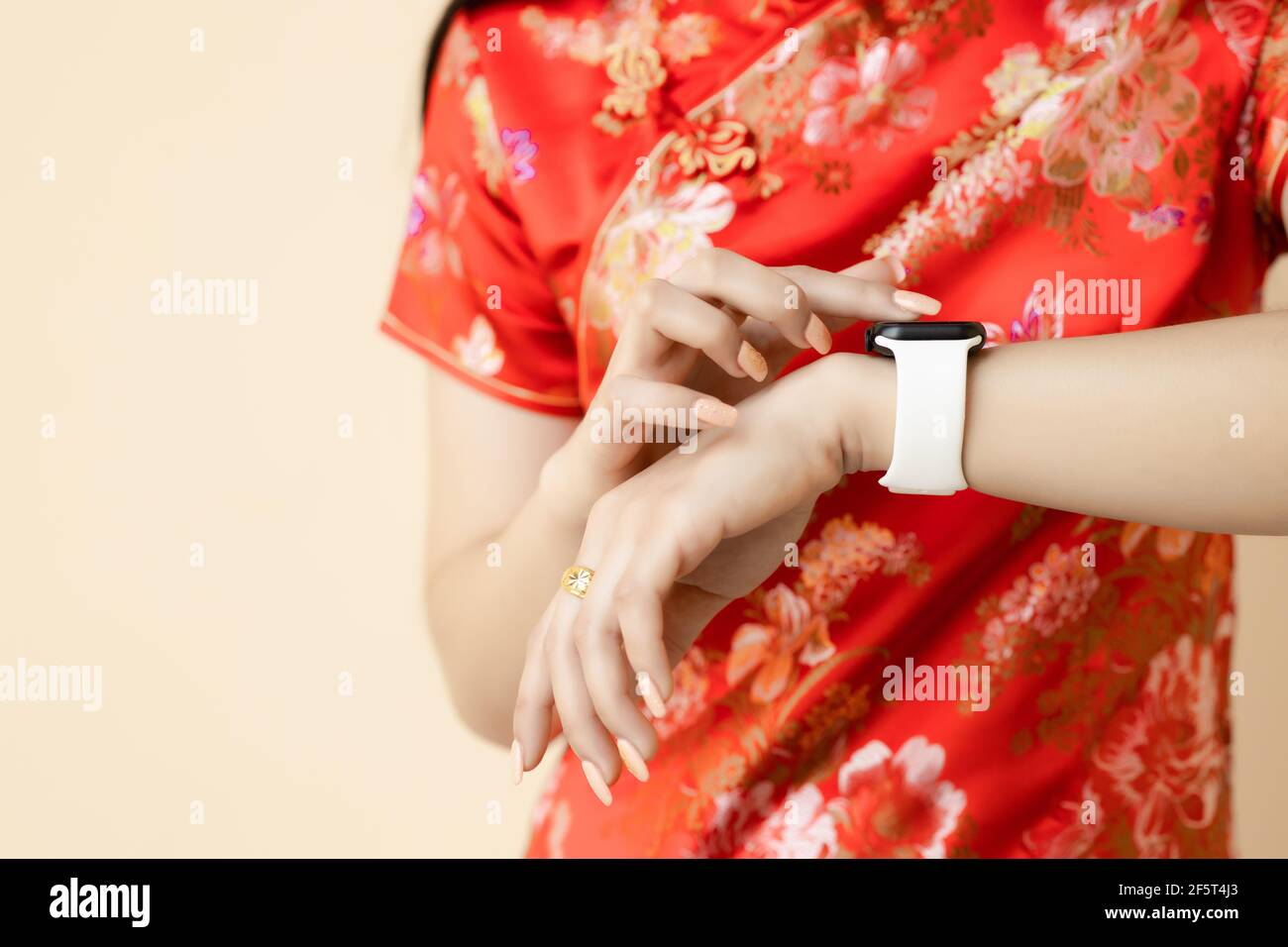 China teen mit neuen intelligenten Gadget Smartwatch Aktivität Tracker neue digitale Technologie Geschenk in chinesischen Neujahr Festival Konzept. Stockfoto