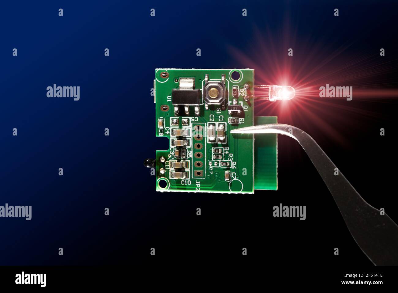 Mikrocontroller-Platine mit Infrarot-LED-Leuchtdiode elektronisch Nahaufnahme des Teils Stockfoto