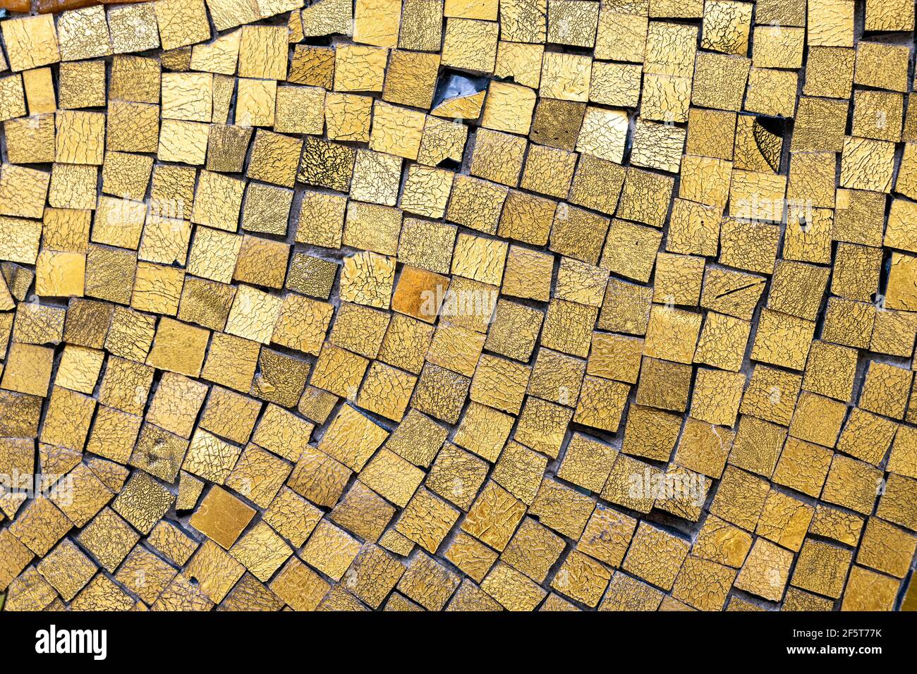 Hintergrund von einigen goldenen Mosaikfliesen Stockfoto
