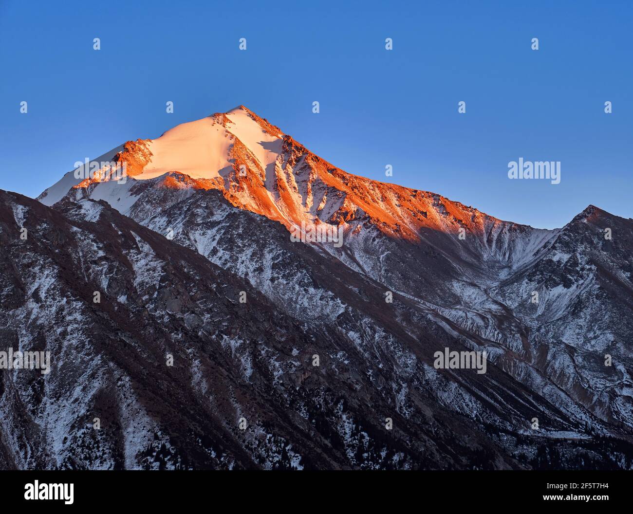 Majestätische Berggipfel auf dem Hintergrund des blauen Himmels an Sonnenuntergang Stockfoto