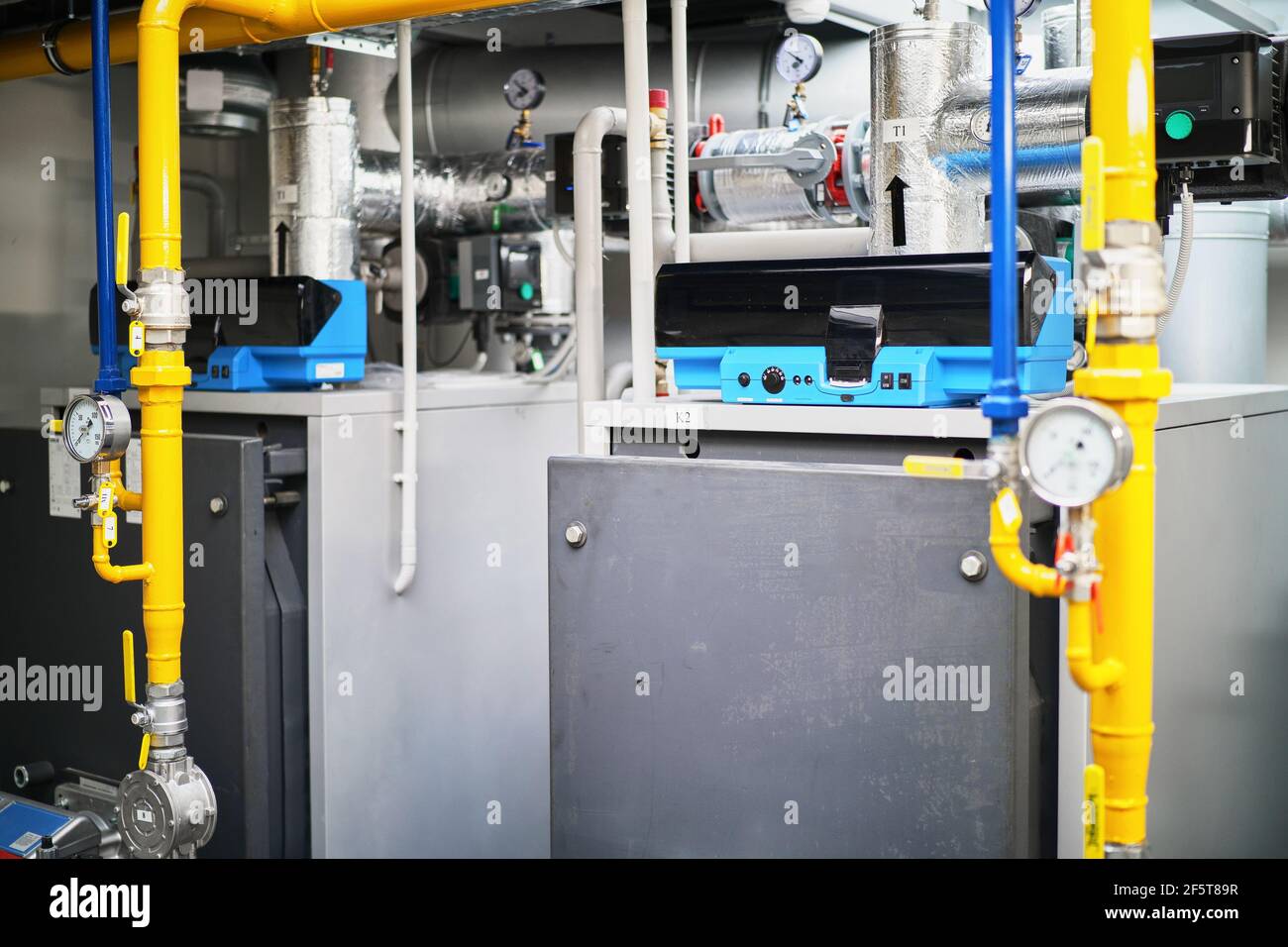Gaskessel Kesselraum Anlagenrohre Ventile Stockfoto