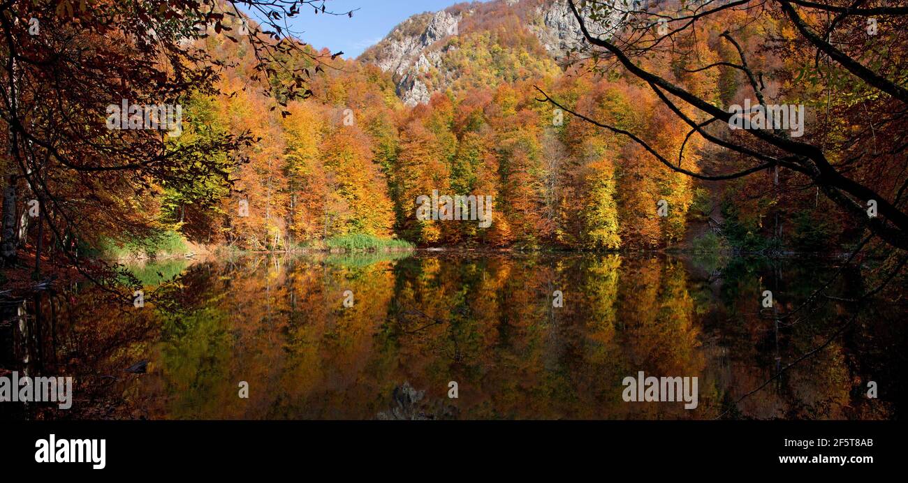 Ein schöner See hoch in den Bergen. Aserbaidschan. Ismayilli Region. Stockfoto