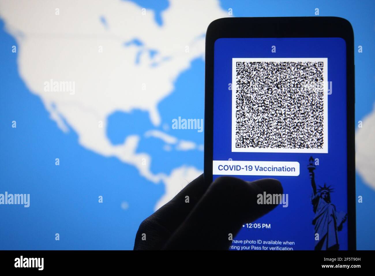In diesem Foto Illustration, Excelsior Pass App, die digitalen Nachweis der COVID-19-Impfung oder negative Testergebnisse auf einem Smartphone-Bildschirm vor der US-Karte angezeigt bietet. Die ersten COVID-19 Impfpass' in den USA, der Excelsior Pass, wurde am Freitag in New York eingeführt, angeblich von den Medien am 27. März. Der Excelsior Pass bietet einen digitalen Nachweis der COVID-19-Impfung oder der negativen Testergebnisse von drei Arten von Pässen: COVID-19-Impfpass, COVID-19-PCR-Testpass und COVID-19-Antigen-Testpass. Stockfoto