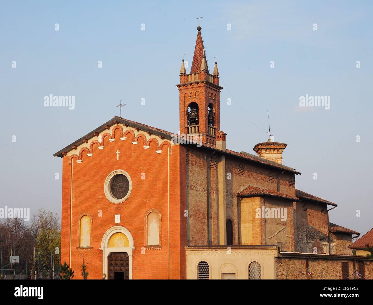 San Bartolomeo Kirche in Marne ein kleines Dorf in Bergamo in der Provinz Bergamo. Es ist ein romanisches Kirchengebäude aus dem Jahr 1100. Stockfoto