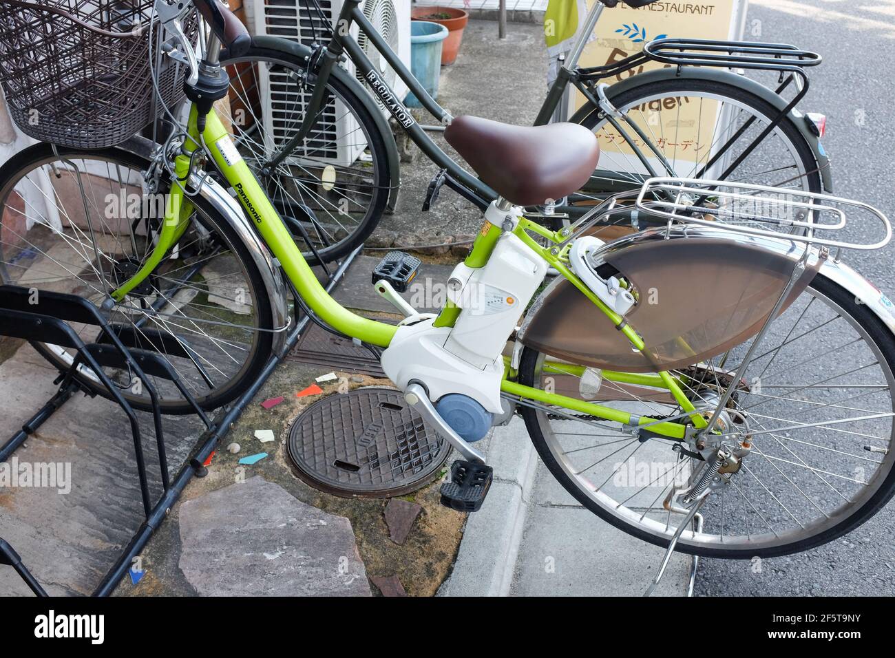 Ein Elektrofahrrad von Panasonic. Stockfoto