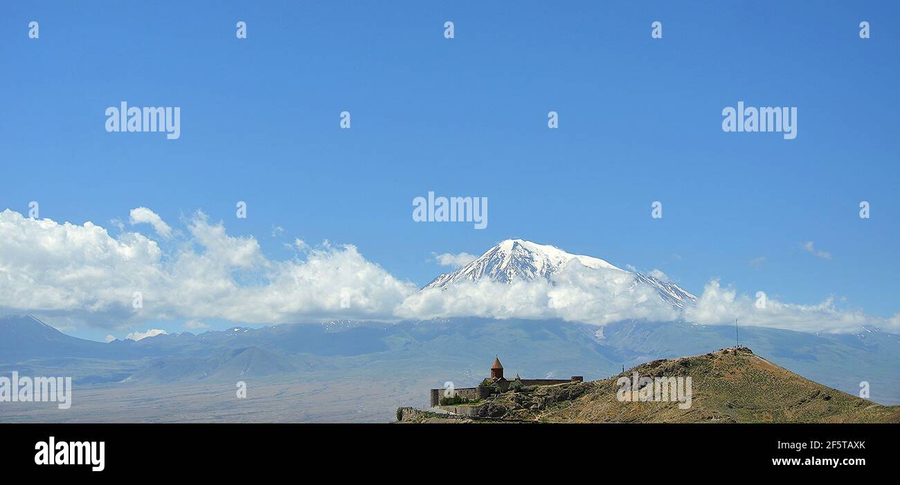 Khor Virap Kloster mit dem Berg Ararat im Hintergrund.Es steht An dem Ort, an dem der heilige Gregor der Erleuchter inhaftiert war Seit dreizehn Jahren Stockfoto