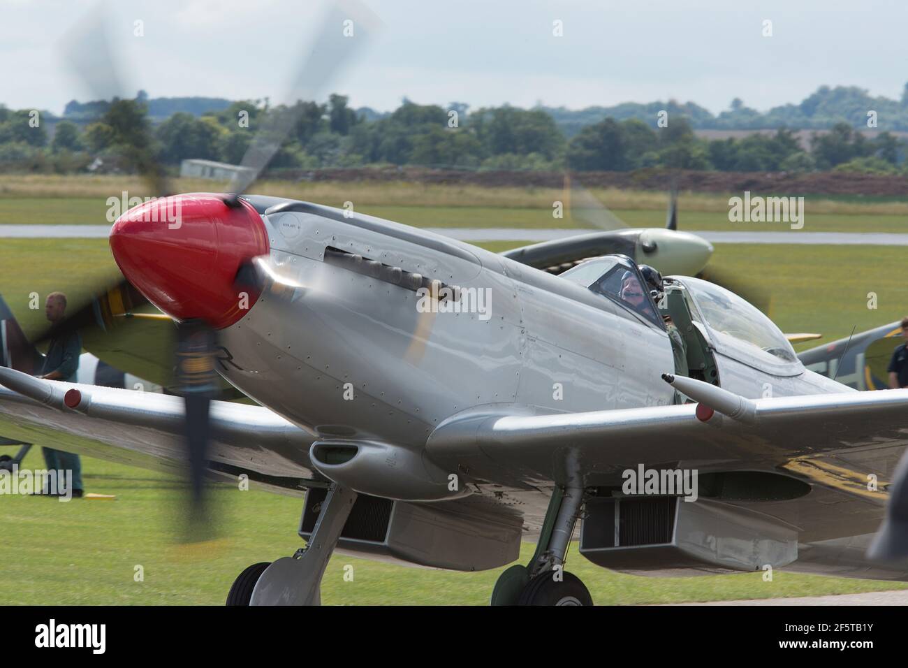 Spitfire rollt bei Flying Legends, Duxford aus Stockfoto