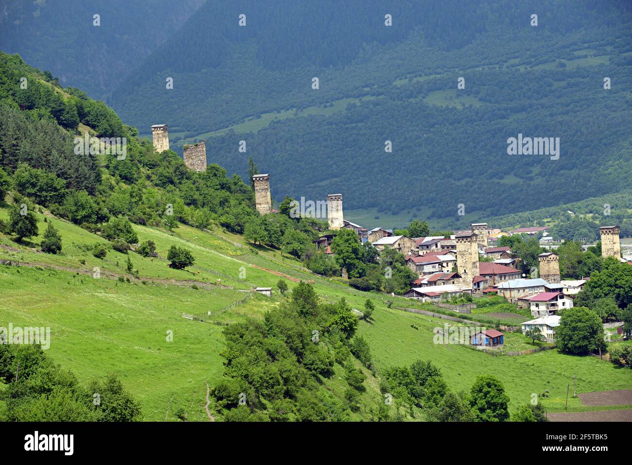 Mestia, am Fuße des Berges Ushba, charakteristisch für die Gegend und die Stadt sind die Dutzende von Wachtürmen. Stockfoto