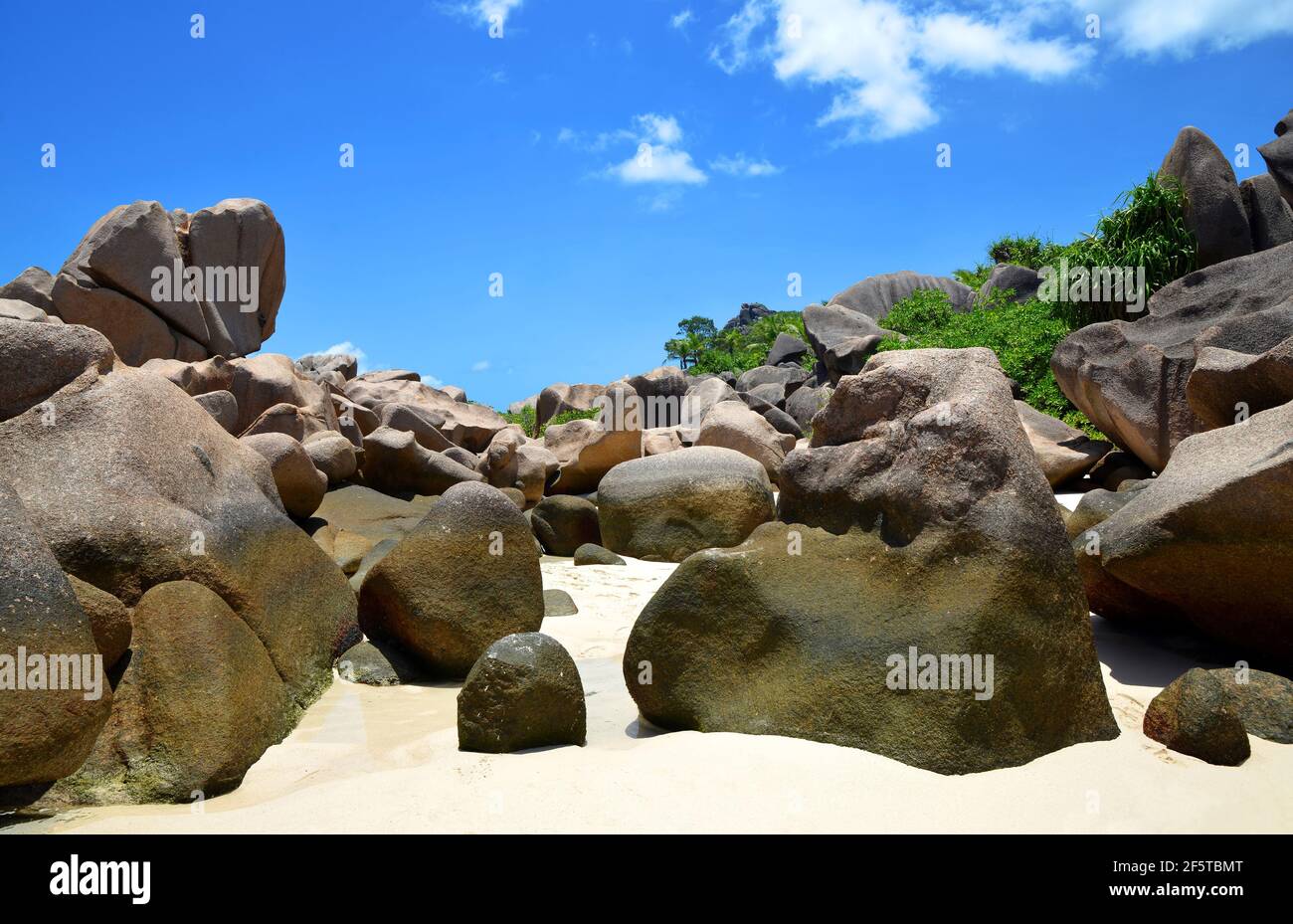 Anse Marron Strand mit großen Granitfelsen auf der Insel La Digue, Seychellen. Tropische Landschaft mit sonnigem Himmel. Exotisches Reiseziel. Stockfoto
