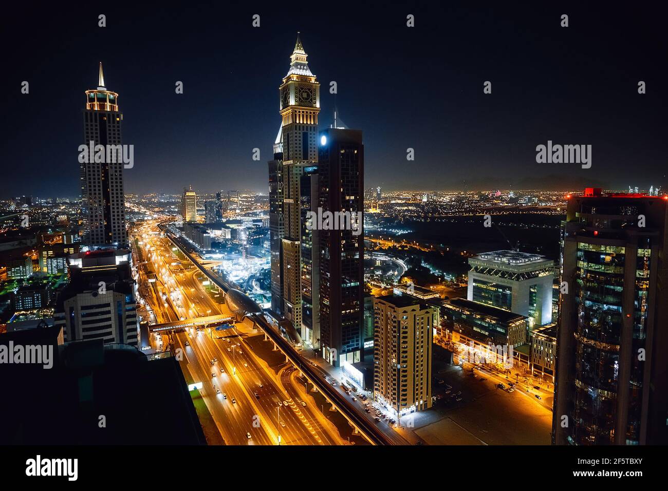 Dubai. VAE. Nachtansicht der Sheikh Zayed Straße vom Wolkenkratzer Stockfoto