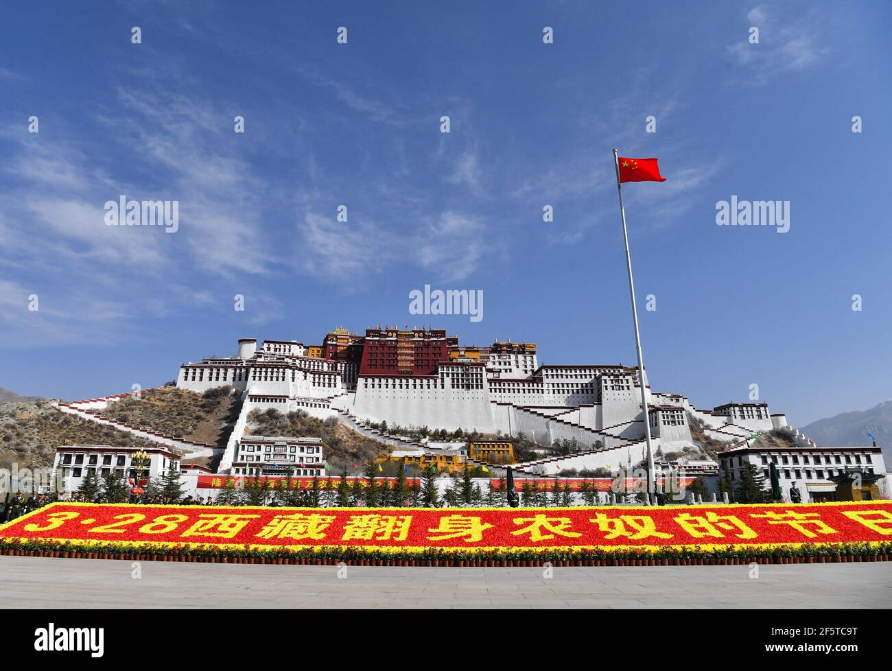 Lhasa, Chinas Autonome Region Tibet. März 2021, 28th. Der Platz vor dem Potala Palast ist geschmückt, um den Emanzipationstag der Leibeigenen in Lhasa, der Hauptstadt der Autonomen Region Tibet im Südwesten Chinas, am 28. März 2021 zu feiern. Quelle: Jigme Dorge/Xinhua/Alamy Live News Stockfoto