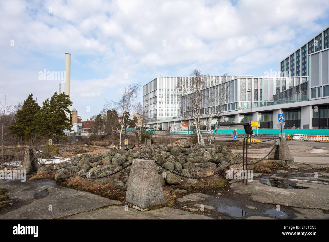 Bronzezeit Kairngrab oder Grab mit Meilahti Krankenhäusern im Bakakground in Helsinki, Finnland Stockfoto