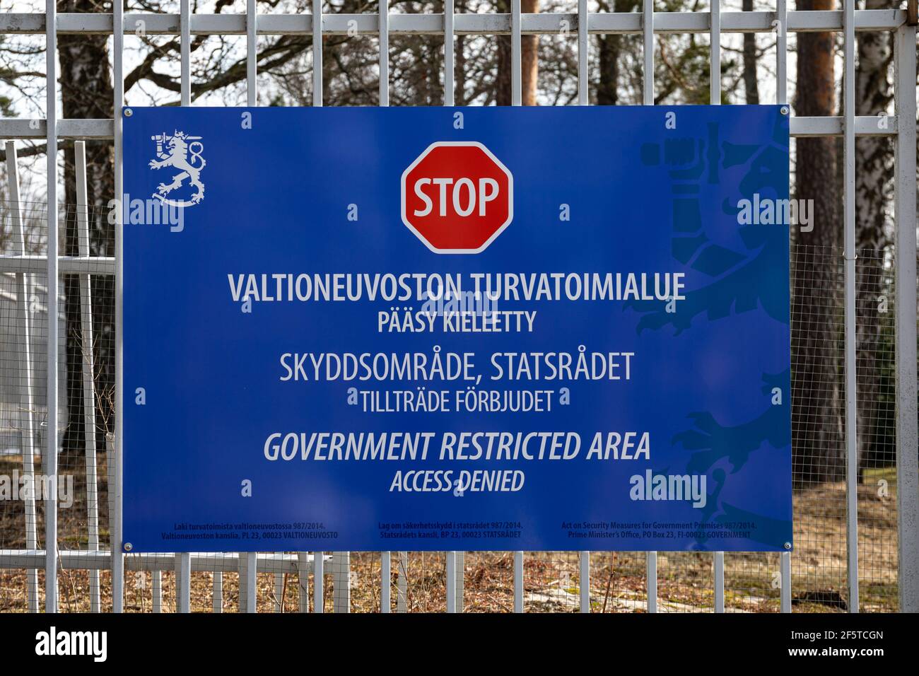 Stopp. Valtioneuvoston Turva-alue. Sperrgebiet der Regierung. Schild am Zaun von Kesäranta im Bezirk Meilahti in Helsinki, Finnland. Stockfoto