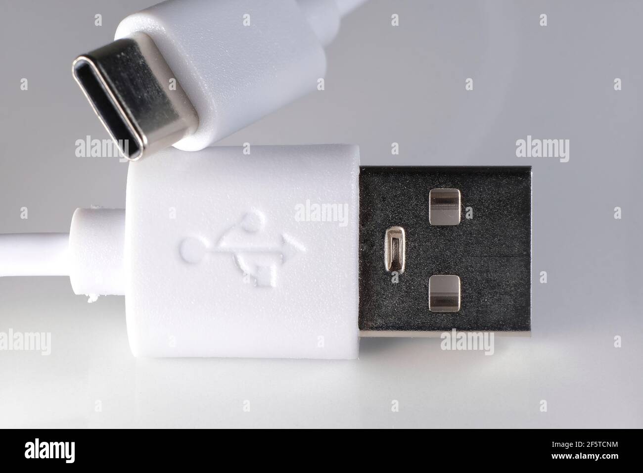 Extreme Nahaufnahme eines weißen USB-C-Kabels auf einem Weißer Hintergrund Stockfoto