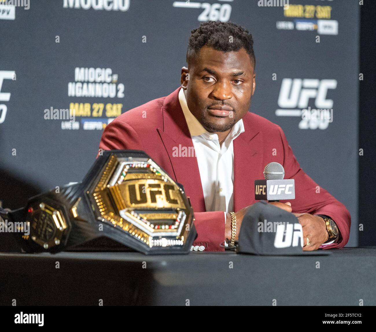 Francis Ngannou trifft sich mit der Presse, um über seinen Sieg über Stipe Miocic als neuen Schwergewichtsweltmeister während des UFC 260: Miocic vs Ngannou Events am 27. März 2021 in Las Vegas, Nevada, USA, zu sprechen. Foto von Louis Grasse/PxImages/ABACAPRESS.COM Stockfoto