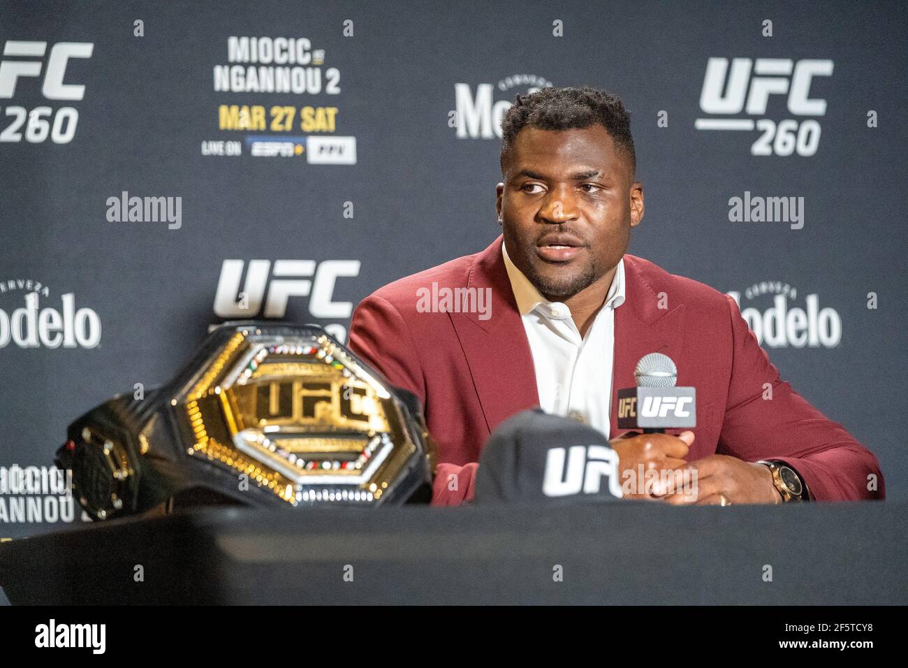 Francis Ngannou trifft sich mit der Presse, um über seinen Sieg über Stipe Miocic als neuen Schwergewichtsweltmeister während des UFC 260: Miocic vs Ngannou Events am 27. März 2021 in Las Vegas, Nevada, USA, zu sprechen. Foto von Louis Grasse/PxImages/ABACAPRESS.COM Stockfoto