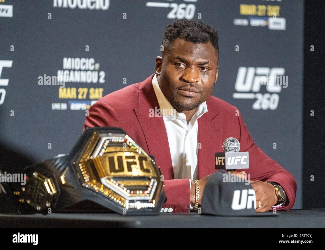 Francis Ngannou trifft sich mit der Presse, um über seinen Sieg über Stipe Miocic als neuen Schwergewichtsweltmeister während des UFC 260: Miocic vs Ngannou Events am 27. März 2021 in Las Vegas, Nevada, USA, zu sprechen. Foto von Louis Grasse/PxImages/ABACAPRESS.COM Stockfoto