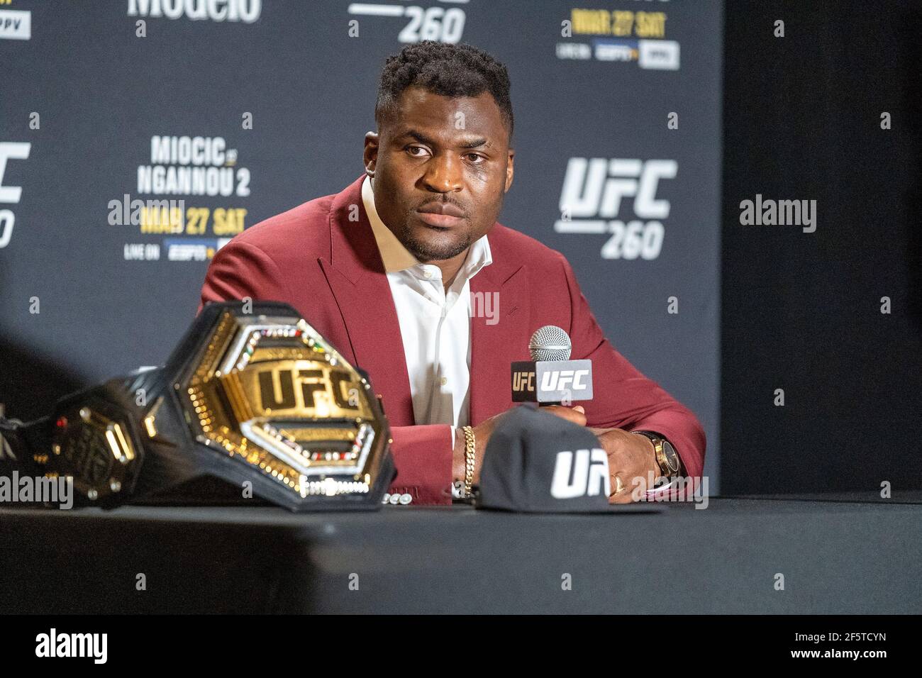 Francis Ngannou trifft sich mit der Presse, um über seinen Sieg über Stipe Miocic als neuen Schwergewichtsweltmeister während des UFC 260: Miocic vs Ngannou Events am 27. März 2021 in Las Vegas, Nevada, USA, zu sprechen. Foto von Louis Grasse/PxImages/ABACAPRESS.COM Stockfoto