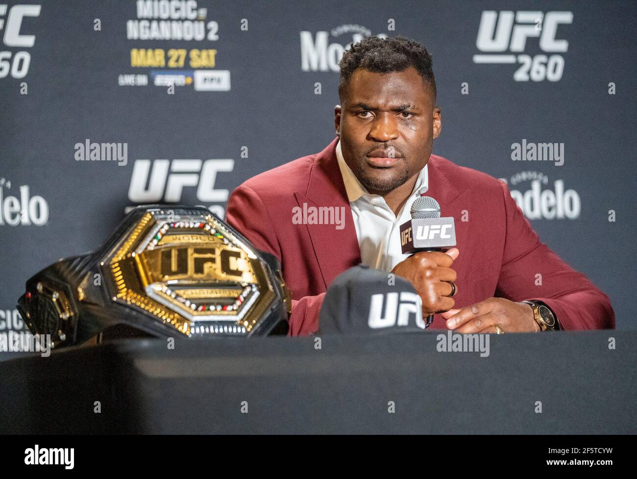 Francis Ngannou trifft sich mit der Presse, um über seinen Sieg über Stipe Miocic als neuen Schwergewichtsweltmeister während des UFC 260: Miocic vs Ngannou Events am 27. März 2021 in Las Vegas, Nevada, USA, zu sprechen. Foto von Louis Grasse/PxImages/ABACAPRESS.COM Stockfoto