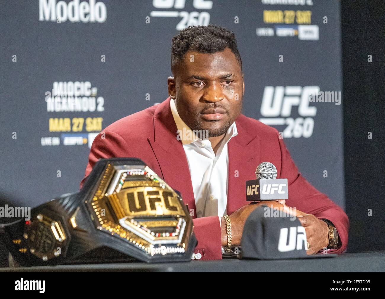 Francis Ngannou trifft sich mit der Presse, um über seinen Sieg über Stipe Miocic als neuen Schwergewichtsweltmeister während des UFC 260: Miocic vs Ngannou Events am 27. März 2021 in Las Vegas, Nevada, USA, zu sprechen. Foto von Louis Grasse/PxImages/ABACAPRESS.COM Stockfoto
