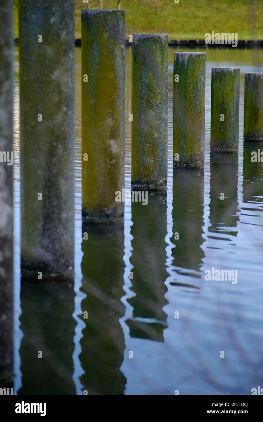Nahaufnahme der Wasserspiegelung der in einem installierten Säulen see in Frankreich Stockfoto