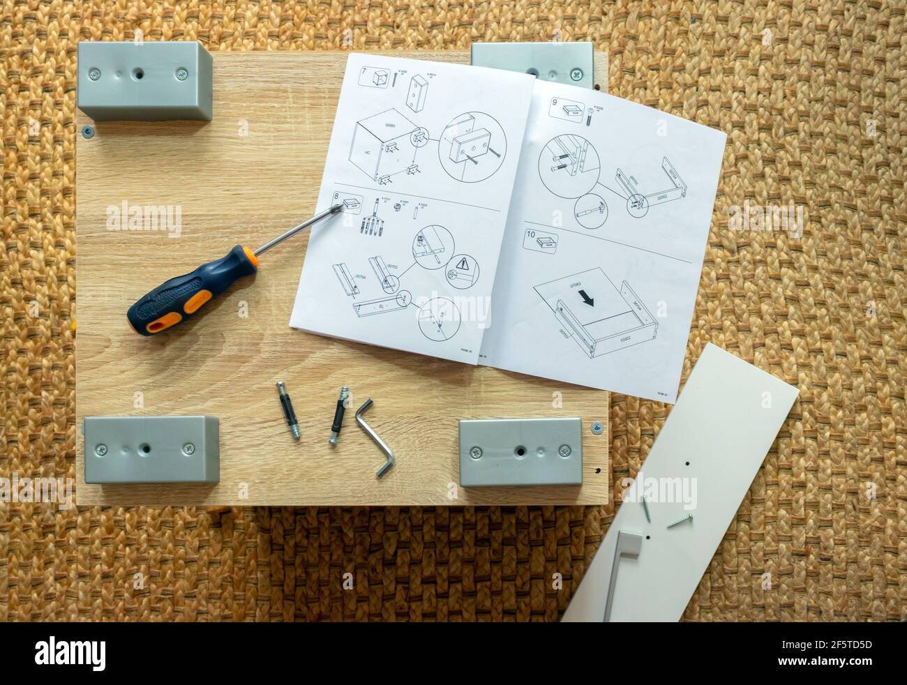 DIY Selbstmontage Möbel mit Werkzeugen und Anleitung Broschüre Stockfoto