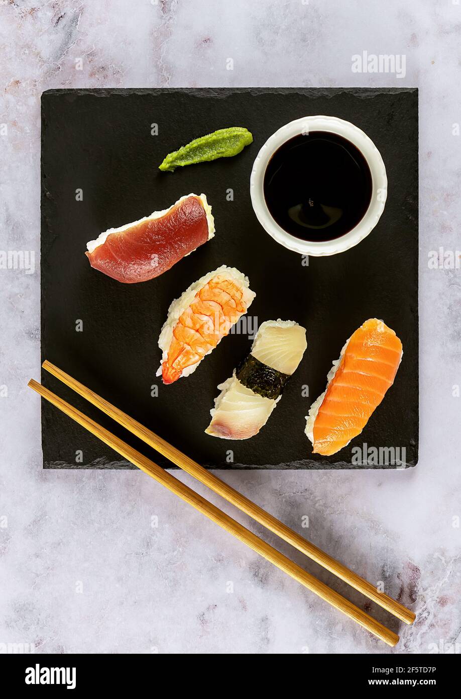 japanisches Sushi-Essen. Nigiri mit Thunfisch, Lachs, Garnelen. Draufsicht auf verschiedene Sushi-Sorten. Stockfoto