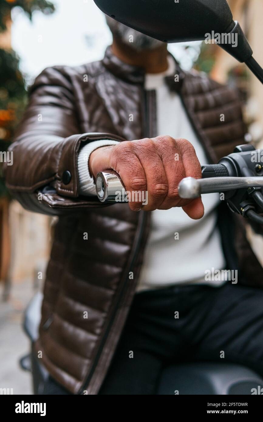 Von unten abgeschnitten unkenntlich männlichen Biker fahren zeitgenössische Motorrad während Ich freue mich schon auf die Stadt Stockfoto