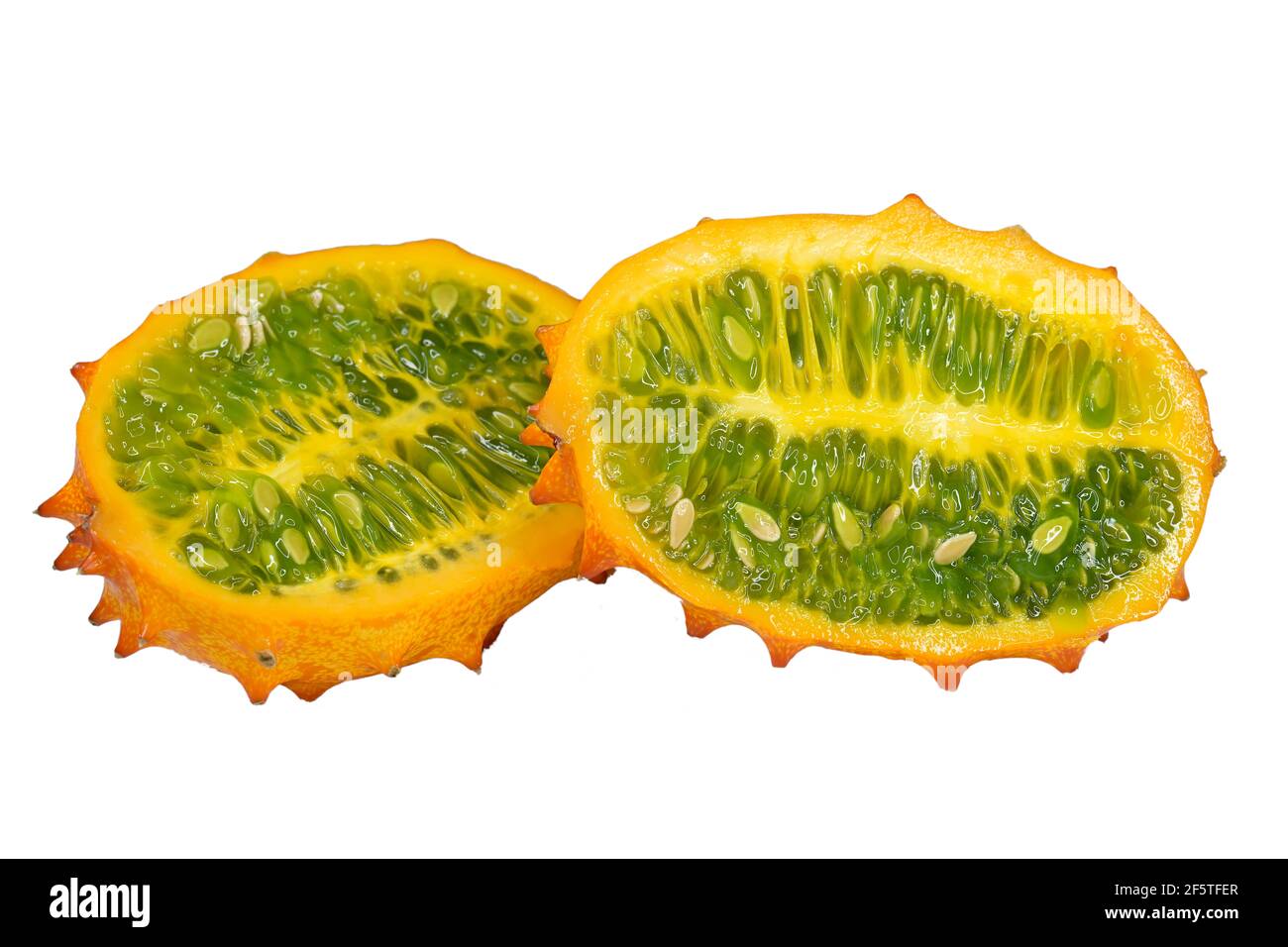 Nahaufnahme einer reifen Kiwano (Cucumis metuliferus) oder gehörnten Melonfrucht, längs geschnitten, isoliert auf Weiß Stockfoto