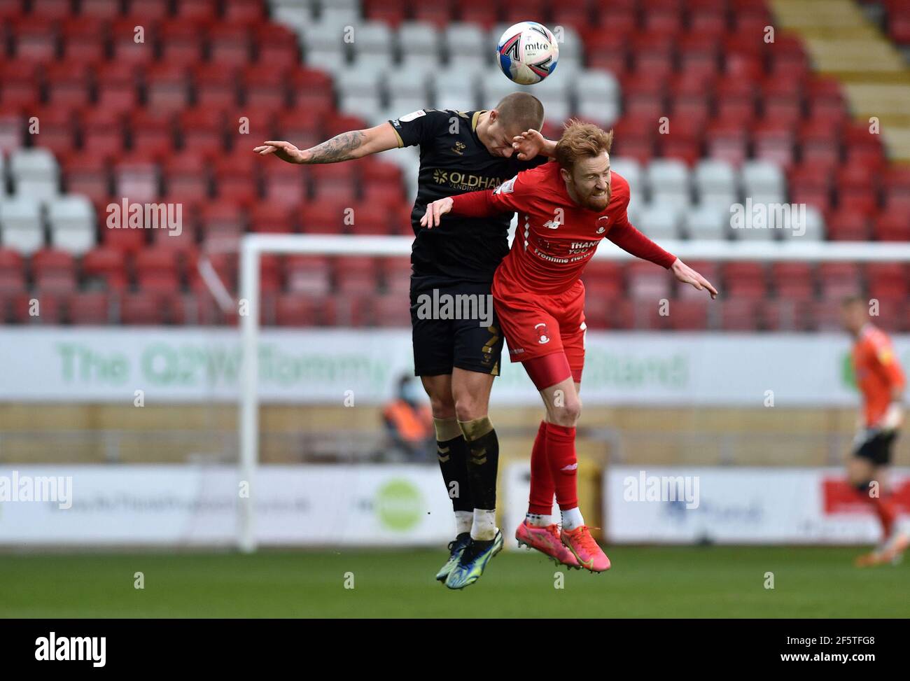 LONDON, GROSSBRITANNIEN. MÄRZ 27th: Oldham Athletic's Harry Clarke tusles mit Danny Johnson von Leyton Orient während des Sky Bet League 2 Spiels zwischen Leyton Orient und Oldham Athletic am Samstag, 27th. März 2021 im Matchroom Stadium, London. (Kredit: Eddie Garvey, Mi News) Kredit: MI Nachrichten & Sport /Alamy Live Nachrichten Stockfoto