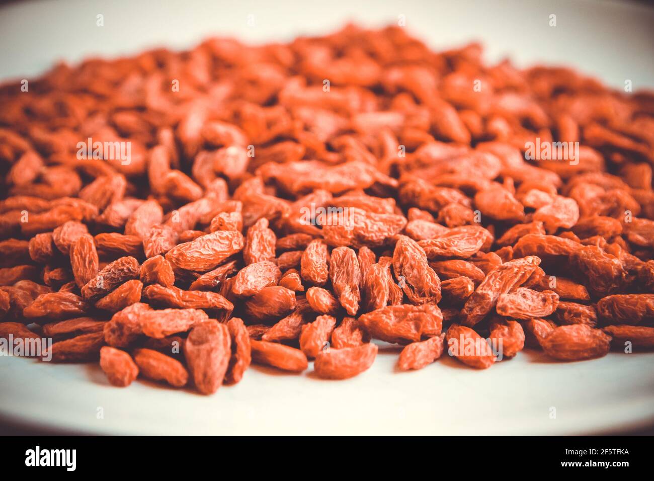 Goji Beeren in einem weißen Teller. Bio getrocknetes Superfood Stockfoto