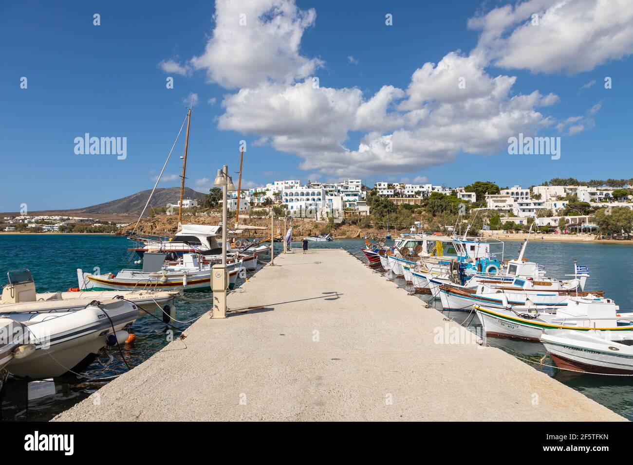 Piso Livadi, Insel Paros, Griechenland - 27. September 2020: Boote und Segelschiffe liegen am Hafen. Weiße traditionelle Gebäude. Stockfoto