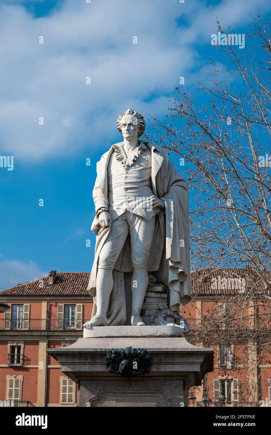 Statue zu Ehren von Vittorio Alfieri, Dichter, Dramatiker und Theaterautor, geboren 1749 in Asti.Asti, Piemont, Italien. Stockfoto