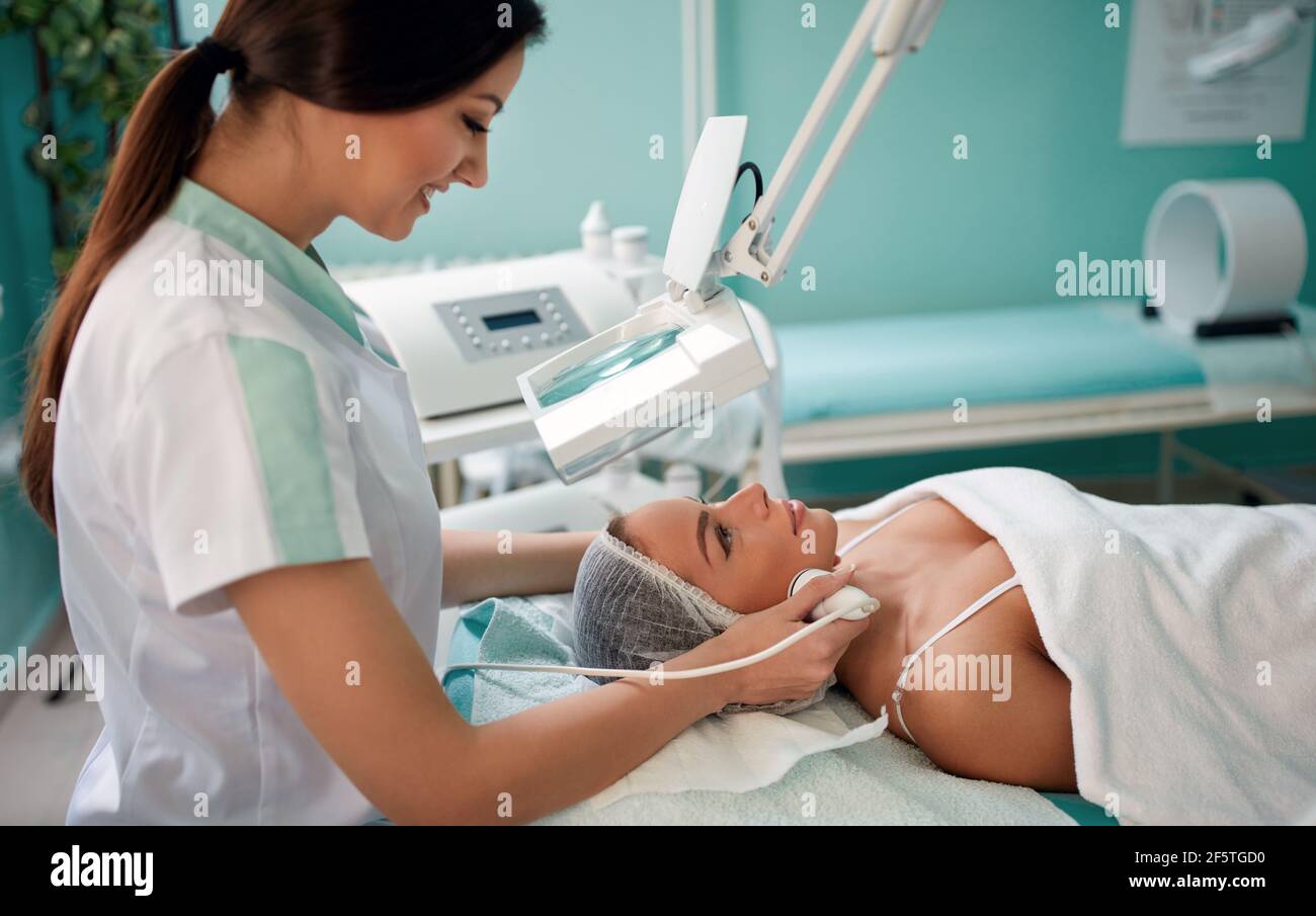 Frau in Kurklinik Behandlung für Heben und Haut Hydratation mit 4D Laser Stockfoto