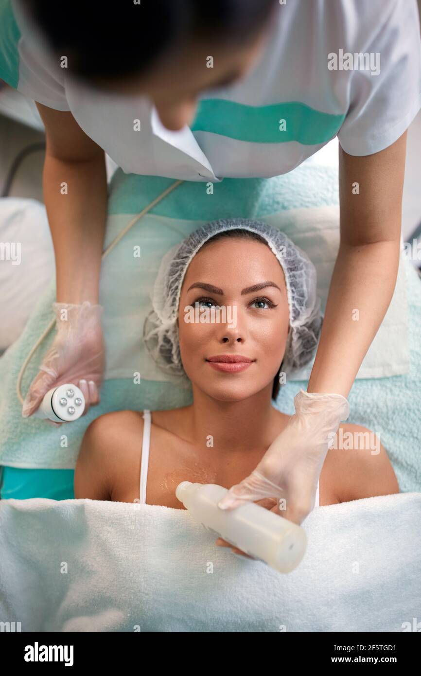 Gesichtsbehandlung im Spa Salon Ultraschall Kavitation Stockfoto