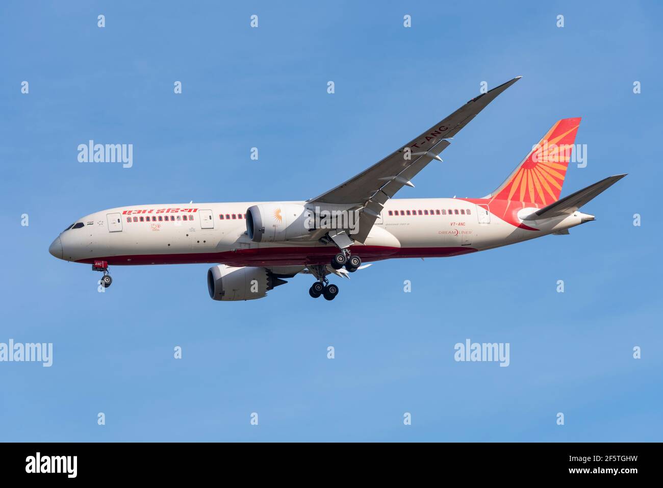 Air India Boeing 787 Dreamliner Jet Airliner Flugzeug VT-ANC im Finale auf dem London Heathrow Airport, Großbritannien, in blauem Himmel landen. Indische Fluggesellschaft, Fluggesellschaft unter der Flagge Stockfoto