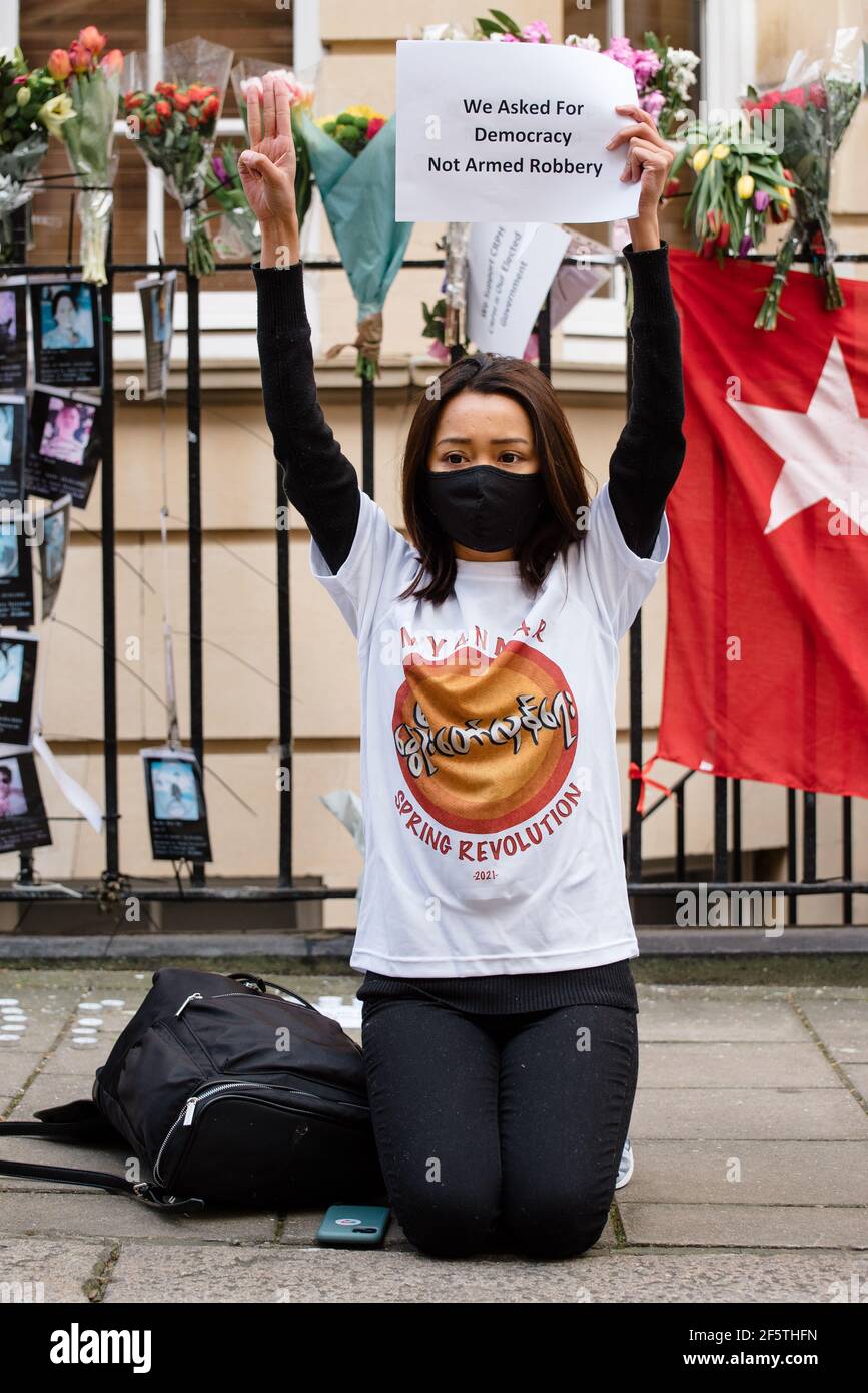 London, Vereinigtes Königreich - 27. März 2021: Marsch von der Botschaft Myanmars zum Parliament Square gegen Militärputsch und Freilassung von Aung San Suu Kyi Stockfoto