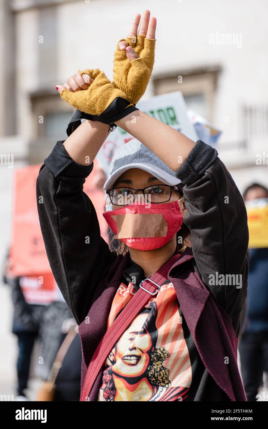 London, Vereinigtes Königreich - 27. März 2021: Marsch von der Botschaft Myanmars zum Parliament Square gegen Militärputsch und Freilassung von Aung San Suu Kyi Stockfoto