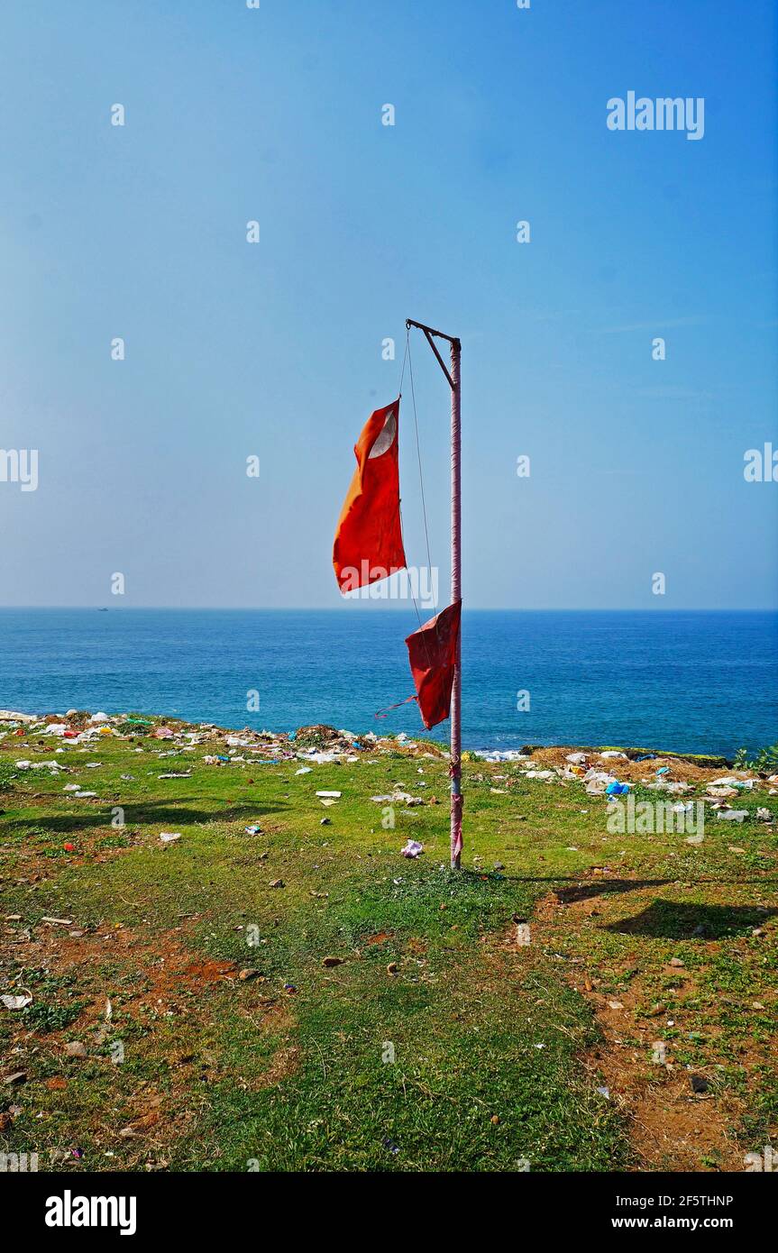 Säule mit zwei Fahnen auf dem Hintergrund der Küste Und das Meer Stockfoto