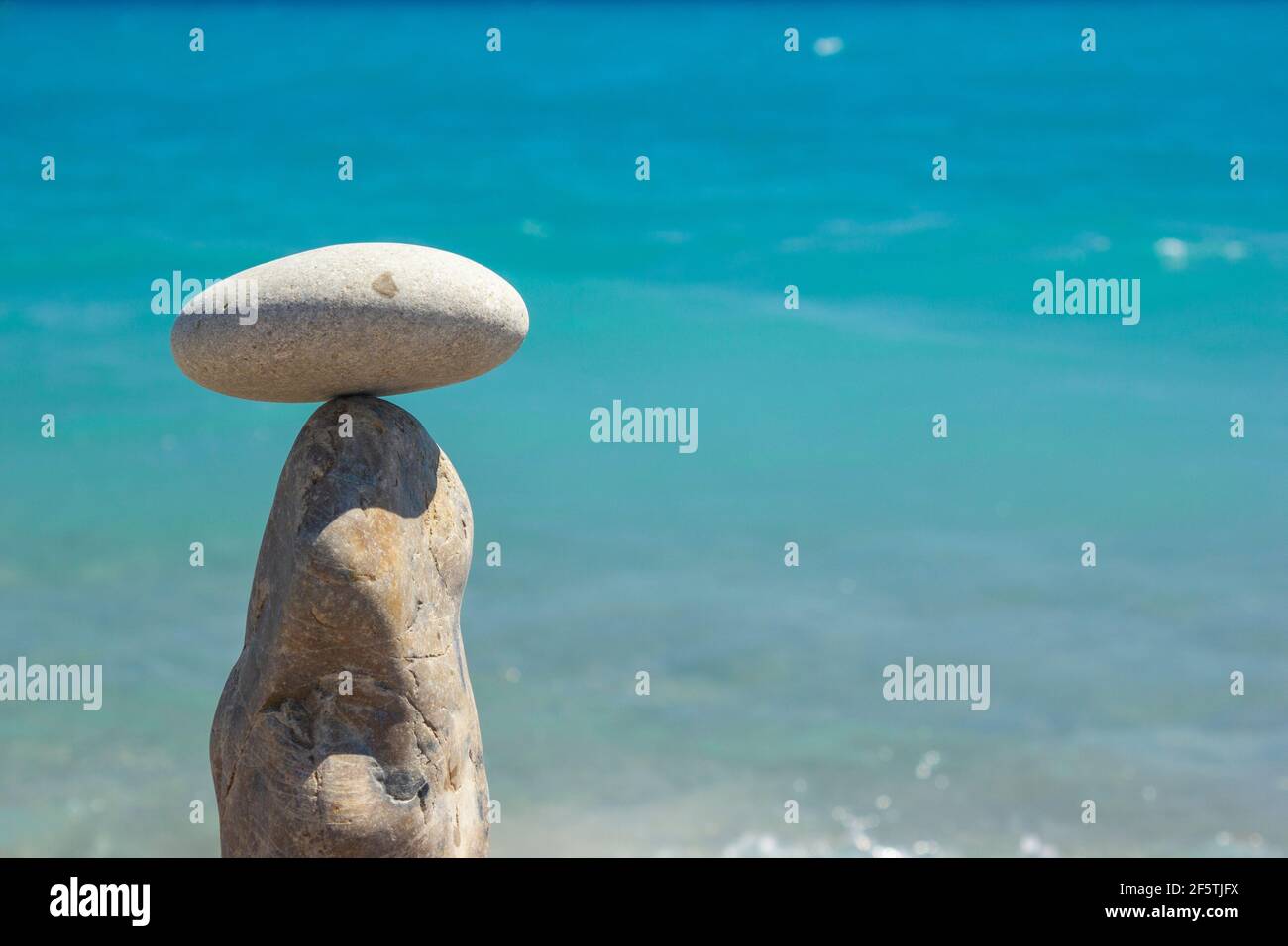 Ausgewogene Steine am felsigen Strand von Antibes, Südfrankreich Stockfoto