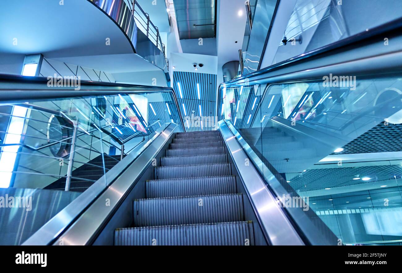 Blick auf die Rolltreppe am Flughafenterminal. Blau getönt Stockfoto