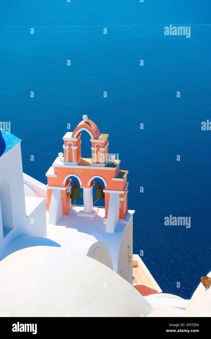 Santorini Insel in Griechenland. Ägäis und typisch griechische Kirche mit Glockenturm Stockfoto