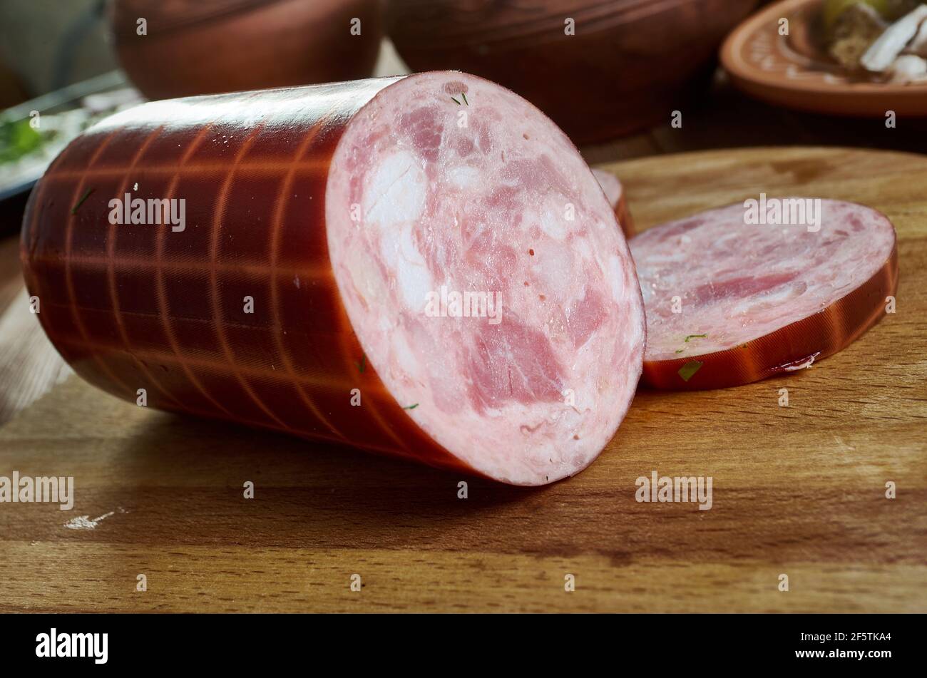 Prasky-Wurst - polnisch-amerikanische Art von grobgemahlener Sommerwurst oder Salami im Zusammenhang mit einer deutschen Thuringer-Wurst, Stockfoto