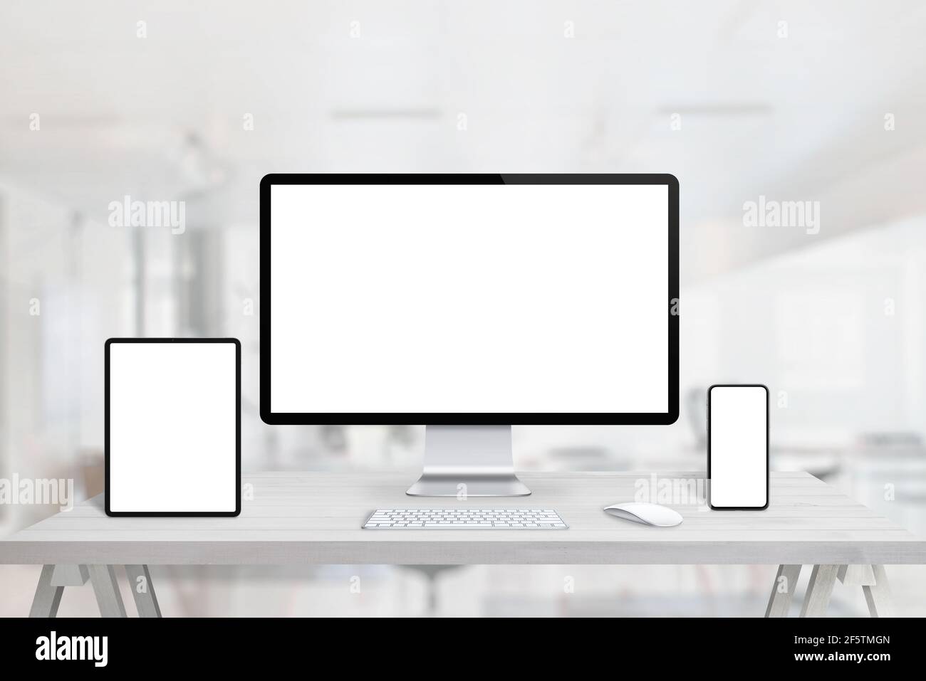 Responsive Display-Geräte Mockup für Web-Seite Präsentation auf dem Schreibtisch. Tablet, Computerdisplay und Smartphone auf dem Schreibtisch Stockfoto