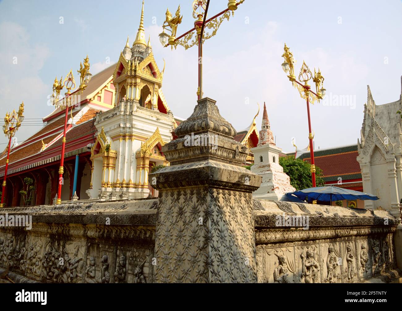 Wat Thamicarat wurde mehrmals restauriert. Viele der architektonischen Strukturen bleiben als Ruinen, aber neue Gebäude wurden vor kurzem constr Stockfoto