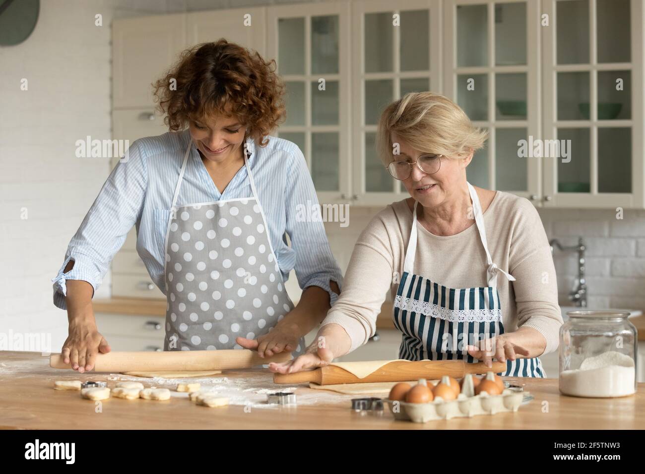 Ältere Mutter und Erwachsene Tochter kochen zusammen Stockfoto
