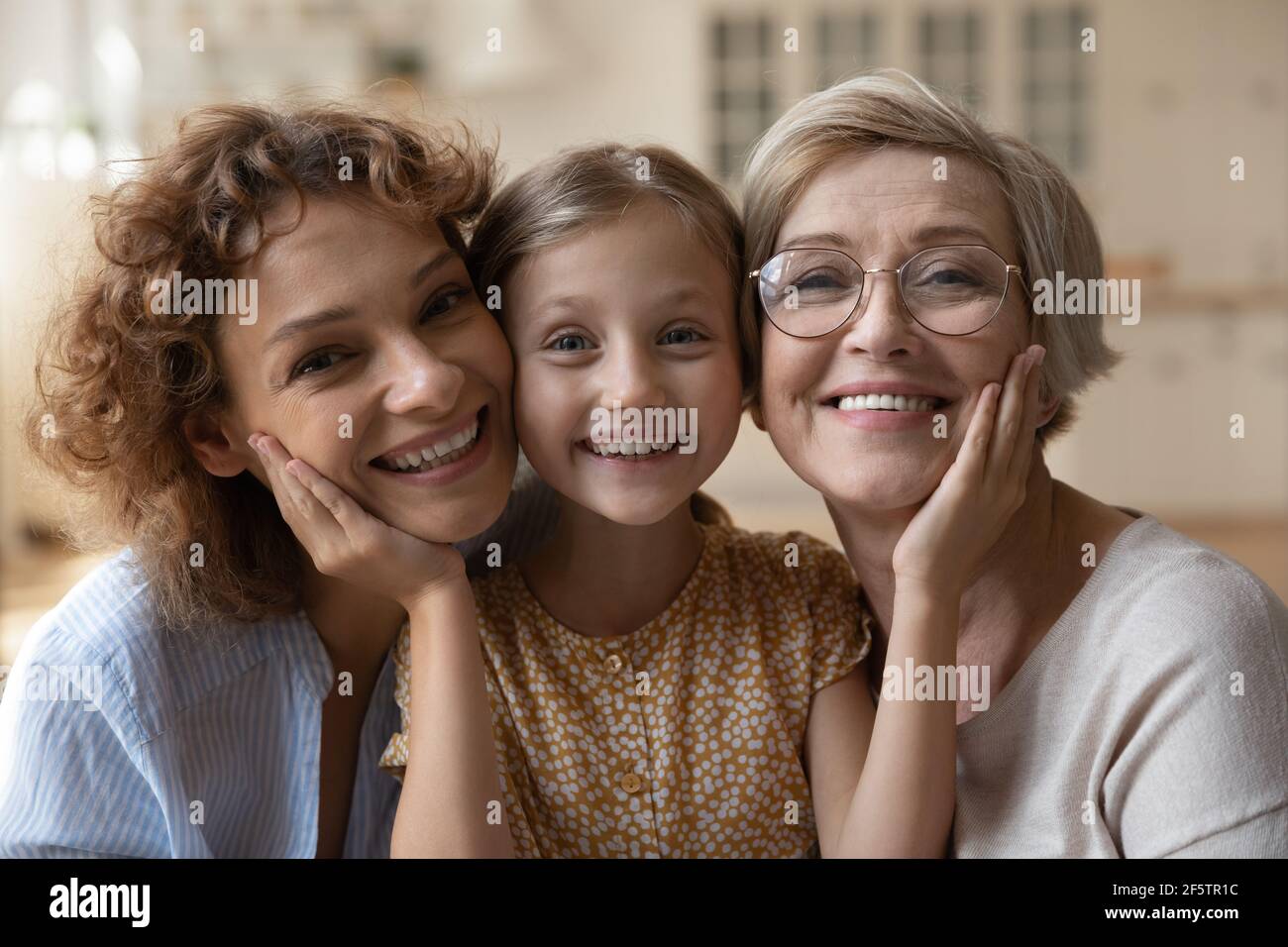 Porträt von drei Generationen von Frauen posieren zusammen Stockfoto