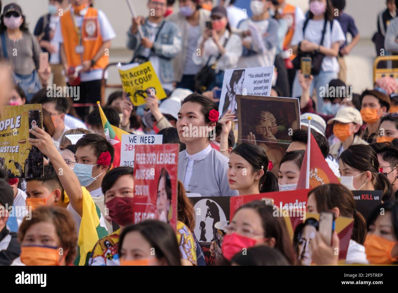 Während der Demonstration halten Demonstranten Plakate.Burmesen, die in Taiwan leben, versammelten sich zusammen mit den lokalen Gemeinschaften am Platz der Freiheit, um ein Ende des Militärputsches in Myanmar zu fordern. Polizei und Militärsoldaten aus Myanmar (Tatmadow) griffen Demonstranten am Samstag in Myanmar mit Gummigeschossen, lebender Munition, Tränengas und Betäubungsbomben als Reaktion auf antimilitärische Putschprotestierende an, bei denen mehr als 100 Menschen getötet und viele andere verletzt wurden. Mindestens 300 Menschen sind seit dem Putsch vom 1. Februar in Myanmar getötet worden, sagte ein Menschenrechtsbeamter der Vereinten Nationen. Das Militär von Myanmar hat den Staatsrat festgenommen Stockfoto