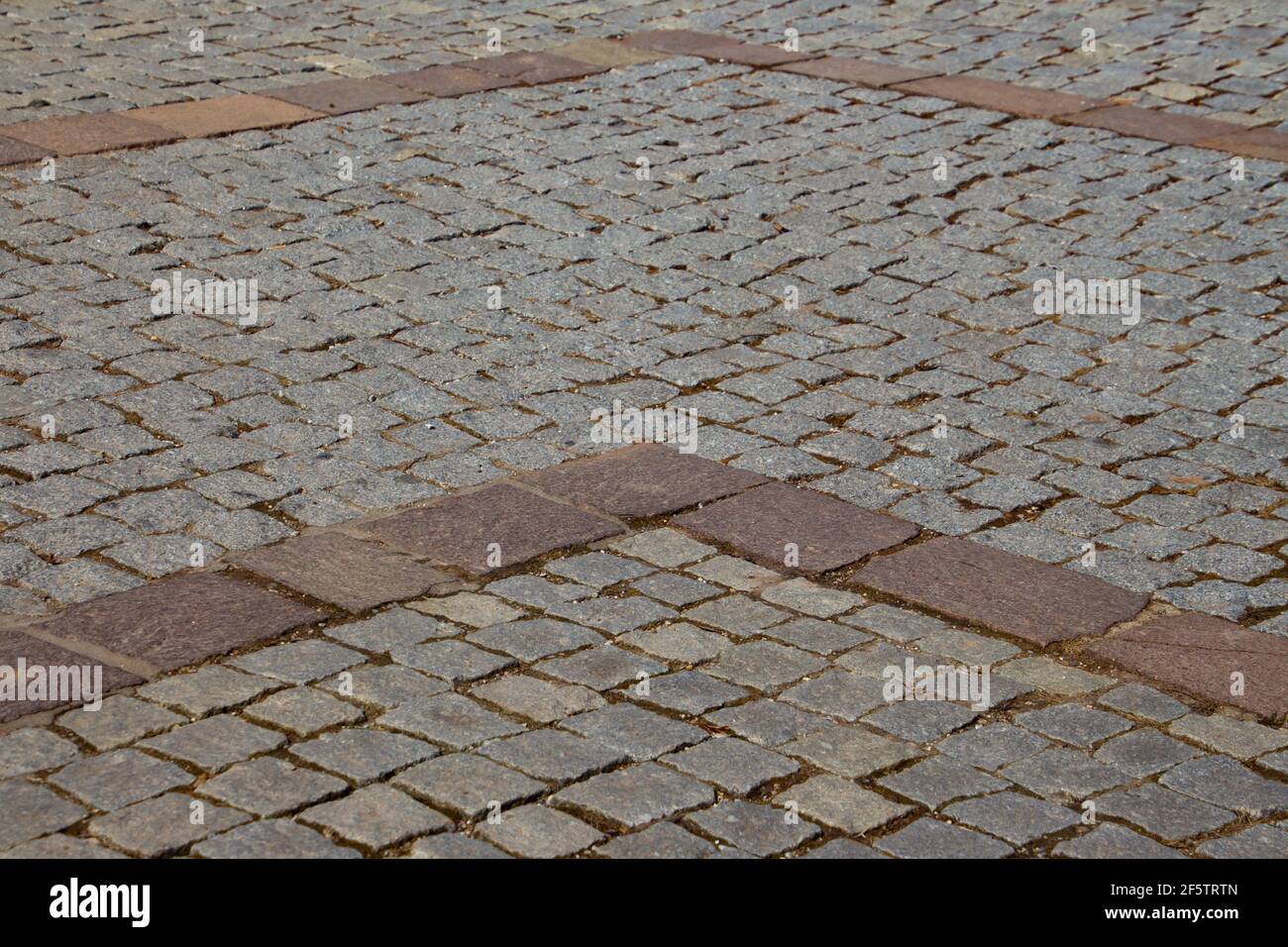 Nahaufnahme von geometrischen Pflastersteinen mit farbigen Pflastersteinen Stockfoto