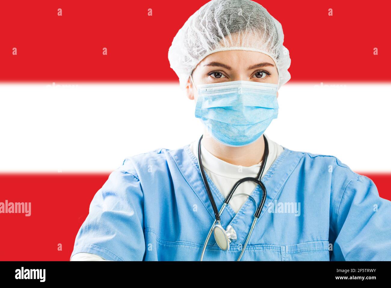 Porträt eines kaukasischen Arztes mit Österreichs Flagge im Hintergrund, COVID-19 Viruskrankheitskrise, weltweite Coronavirus-Pandemie, soziale distan Stockfoto